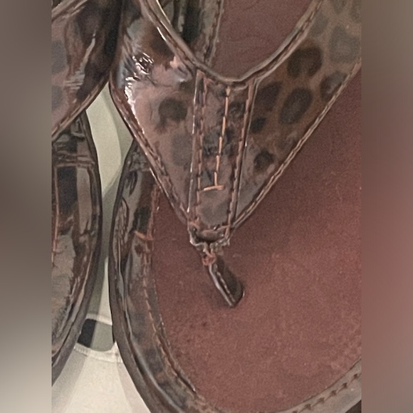 boc Brown Patent Leopard Print Thong Sandals - Picture 5 of 8